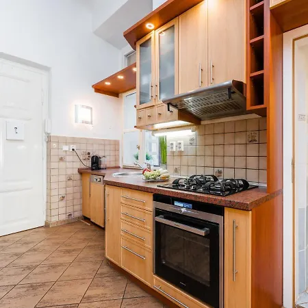 Spacious Flat In Old Town By Days Apartman *