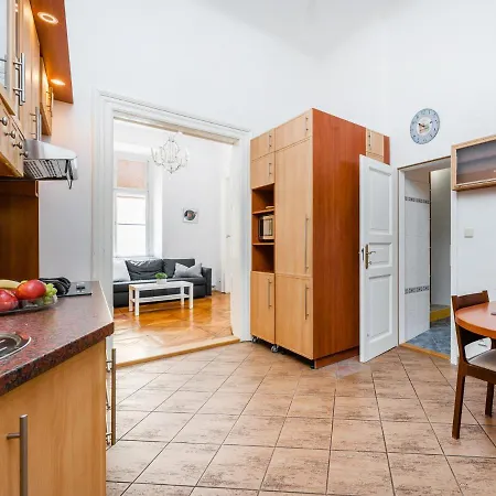 Spacious Flat In Old Town By Days *