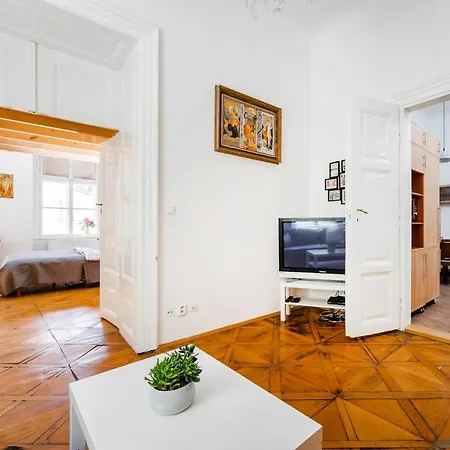 Spacious Flat In Old Town By Days