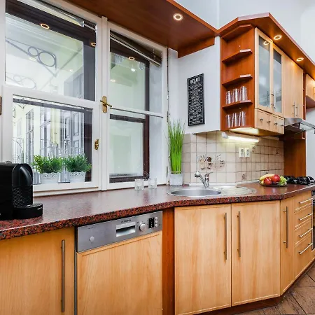 Spacious Flat In Old Town By Days דירה פראג