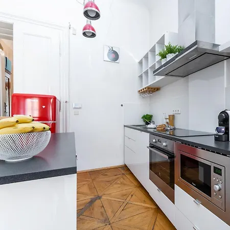 Spacious Flat In Old Town By Days דירה