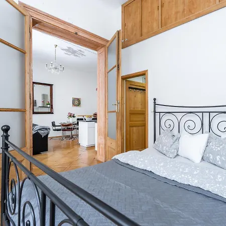 Spacious Flat In Old Town By Days Praha