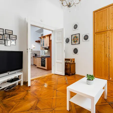 Spacious Flat In Old Town By Days Apartmán *