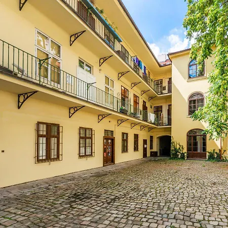 Spacious Flat In Old Town By Days *